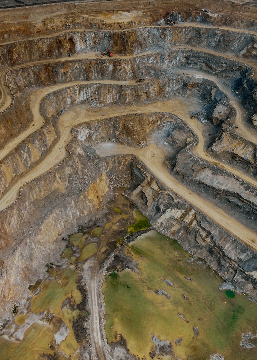 Terrain rocheux et végétation en repousse sur un ancien site minier