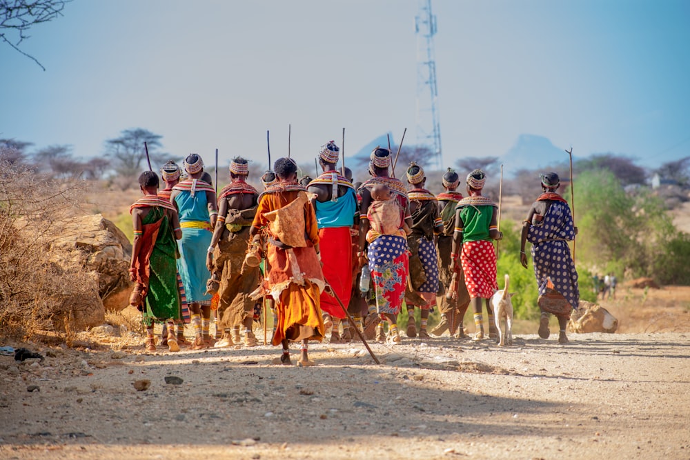 Groupe de personnes en tenues traditionnelles lors d’une caravane de sensibilisation